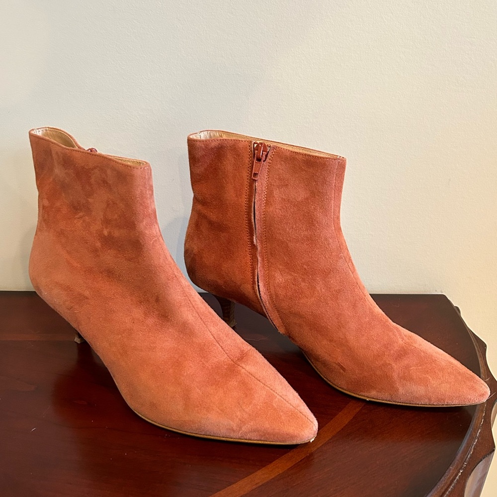 Club Monaco cinnamon colour suede boots with kitten heels made in Italy.